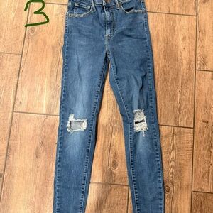 Women’s Distressed Levi Skinny Jeans
